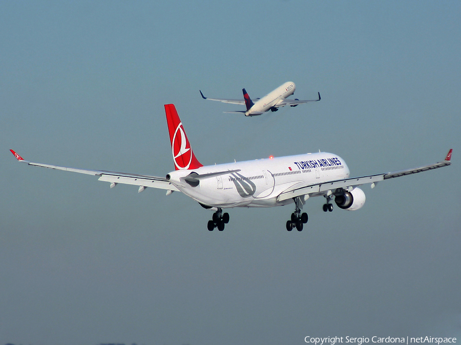 Turkish Airlines Airbus A330-303 (TC-JOC) | Photo 72131