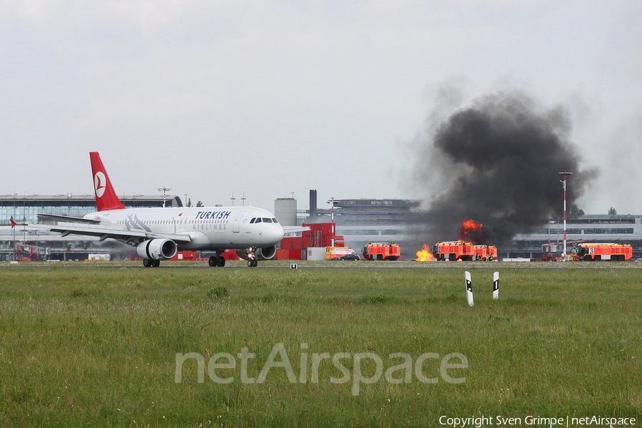 Turkish Airlines Airbus A320-232 (TC-JPT) | Photo 11374