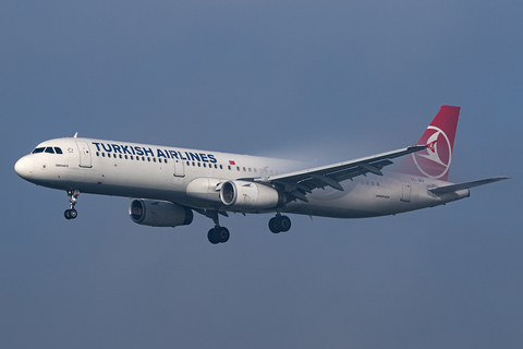 Turkish Airlines Airbus A321-231 (TC-JRV) at  Zurich - Kloten, Switzerland