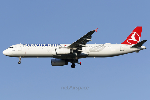 Turkish Airlines Airbus A321-231 (TC-JRZ) at  Warsaw - Frederic Chopin International, Poland