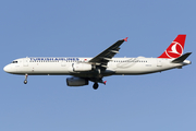 Turkish Airlines Airbus A321-231 (TC-JRZ) at  Warsaw - Frederic Chopin International, Poland