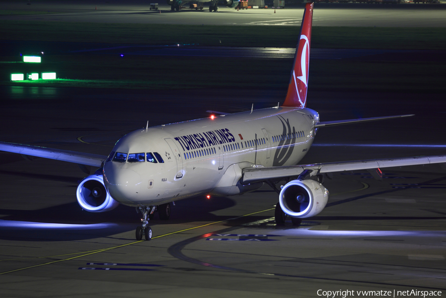 Turkish Airlines Airbus A321-231 (TC-JSK) | Photo 426022