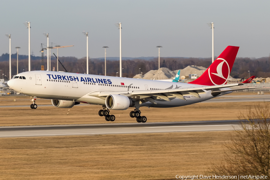 Turkish Airlines Airbus A330-223 (TC-LOH) | Photo 374097