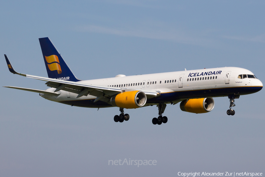 Icelandair Boeing 757-223 (TF-ISY) | Photo 128011