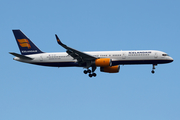 Icelandair Boeing 757-223 (TF-ISY) at  New York - John F. Kennedy International, United States