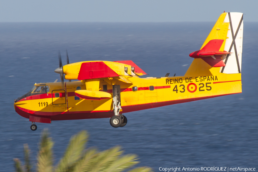 Spanish Air Force (Ejército del Aire) Canadair CL-215T (UD.13-25) | Photo 472444