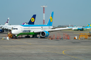 Uzbekistan Airways Boeing 787-8 Dreamliner (UK78704) at  Tashkent - International, Uzbekistan