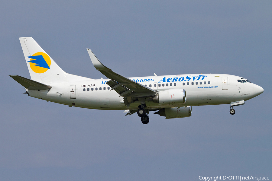 Aerosvit Airlines Boeing 737-548 (UR-AAK) | Photo 365835