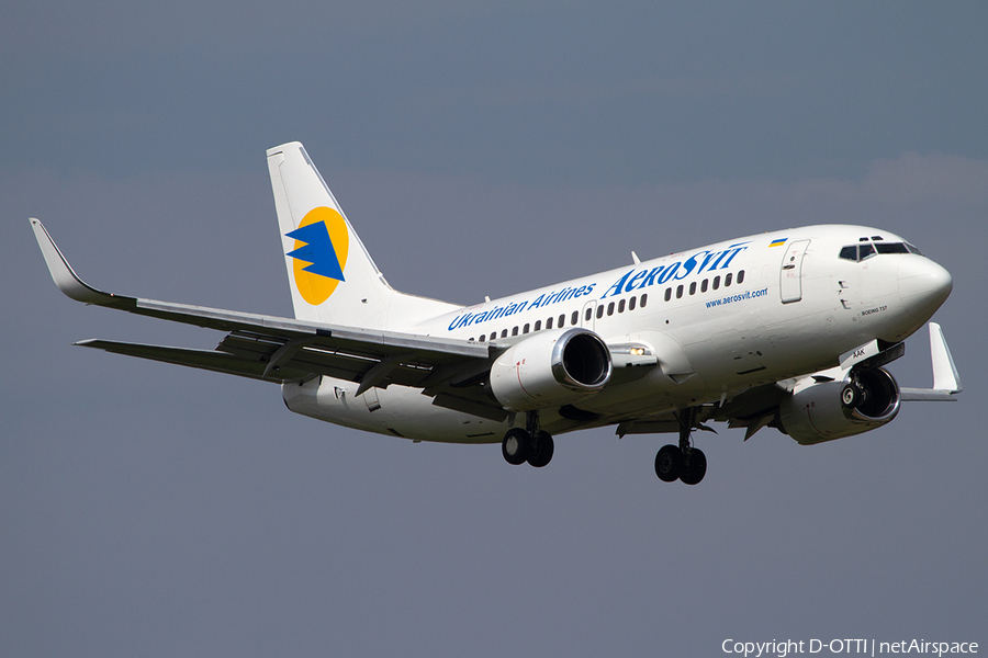 Aerosvit Airlines Boeing 737-548 (UR-AAK) | Photo 368141