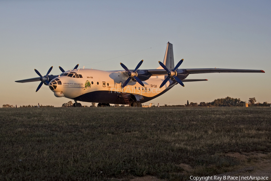 Shovkoviy Shlyah Antonov An-12B (UR-CAF) | Photo 26147