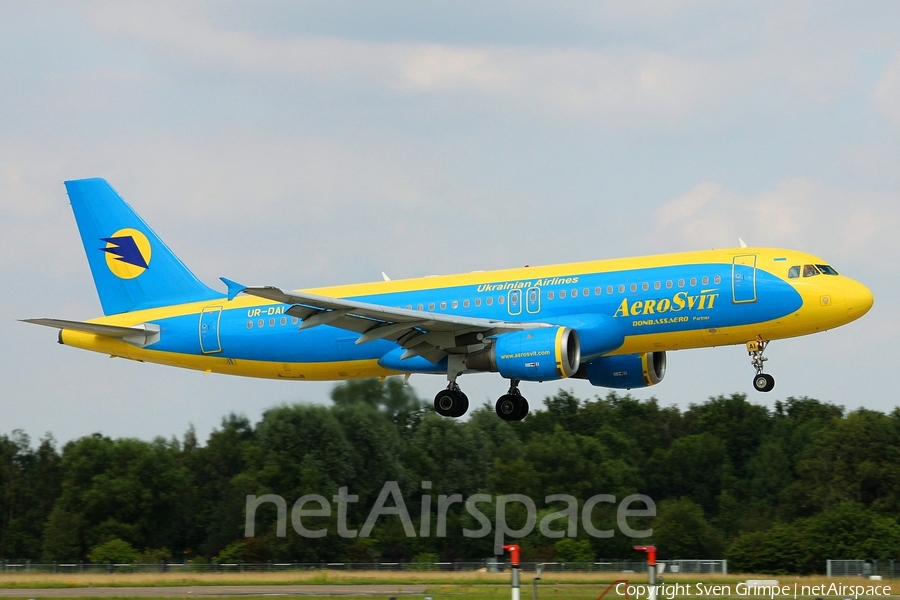 Aerosvit Airlines Airbus A320-212 (UR-DAI) | Photo 11843