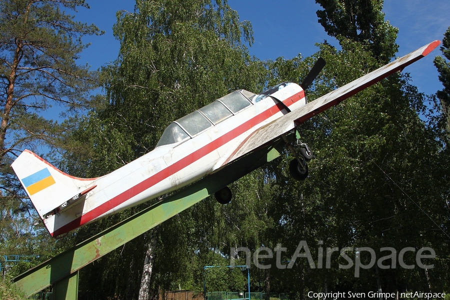 (Private) Yakovlev Yak-52 (UNMARKED) | Photo 246794