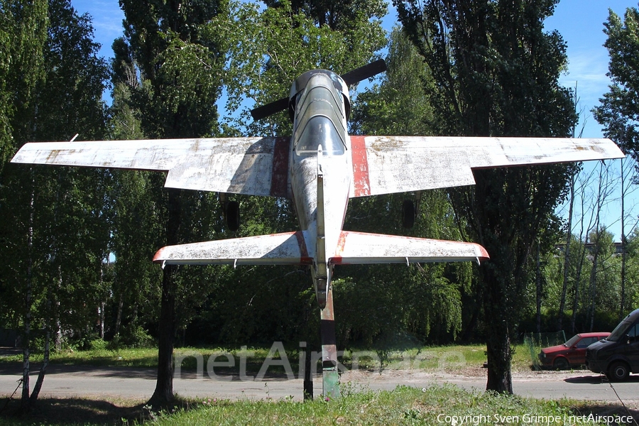 (Private) Yakovlev Yak-52 (UNMARKED) | Photo 246795