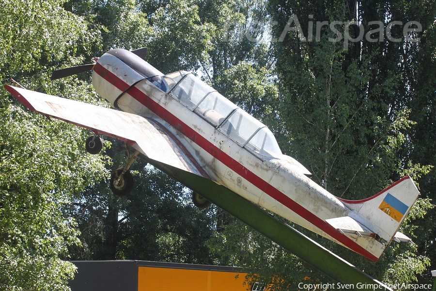 (Private) Yakovlev Yak-52 (UNMARKED) | Photo 246796