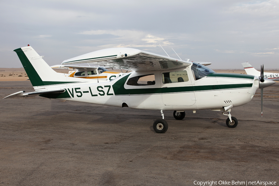 (Private) Cessna 210L Centurion (V5-LSZ) | Photo 37305