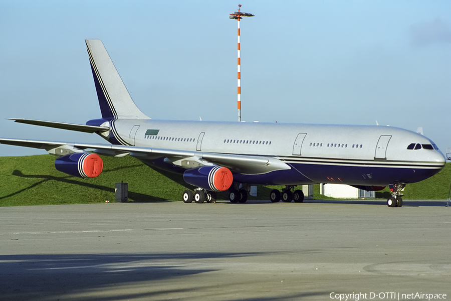 Brunei Sultan's Flight Airbus A340-211 (V8-AM1) | Photo 439353