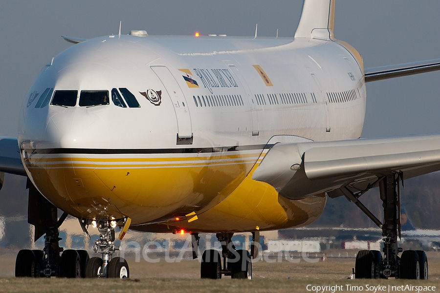 Royal Brunei Airlines Airbus A340-212 (V8-BKH) | Photo 20576