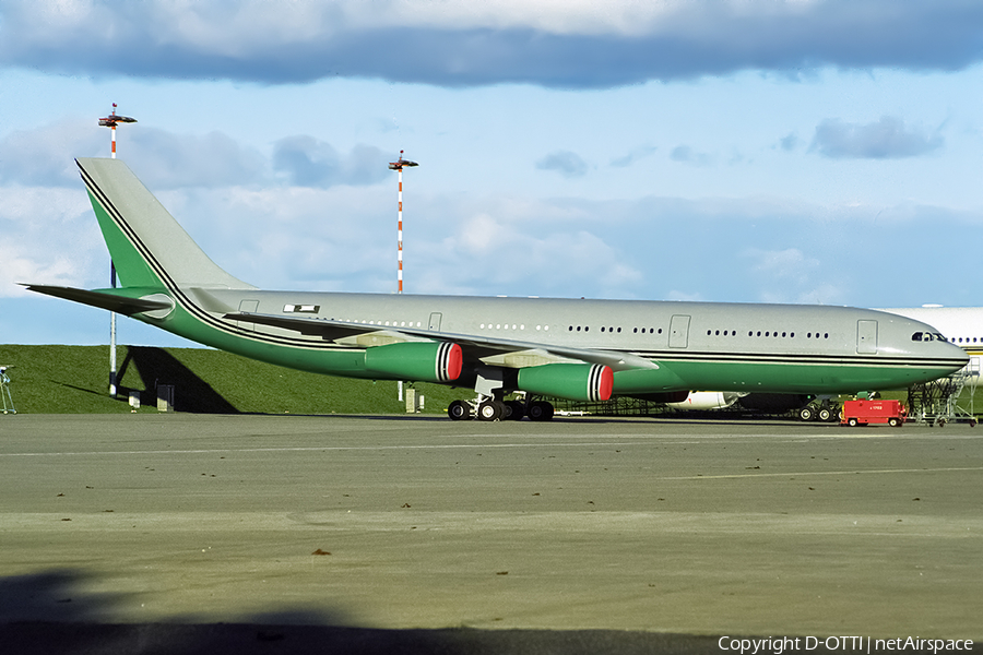 Brunei Sultan's Flight Airbus A340-213 (V8-JBB) | Photo 442020