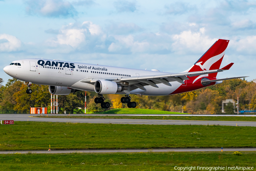 Qantas Airbus A330-202 (VH-EBF) | Photo 536092