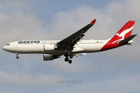 Qantas Airbus A330-202 (VH-EBK) at  Singapore - Changi, Singapore