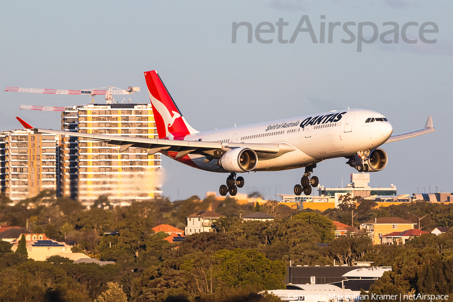 Qantas Airbus A330-202 (VH-EBK) | Photo 390978