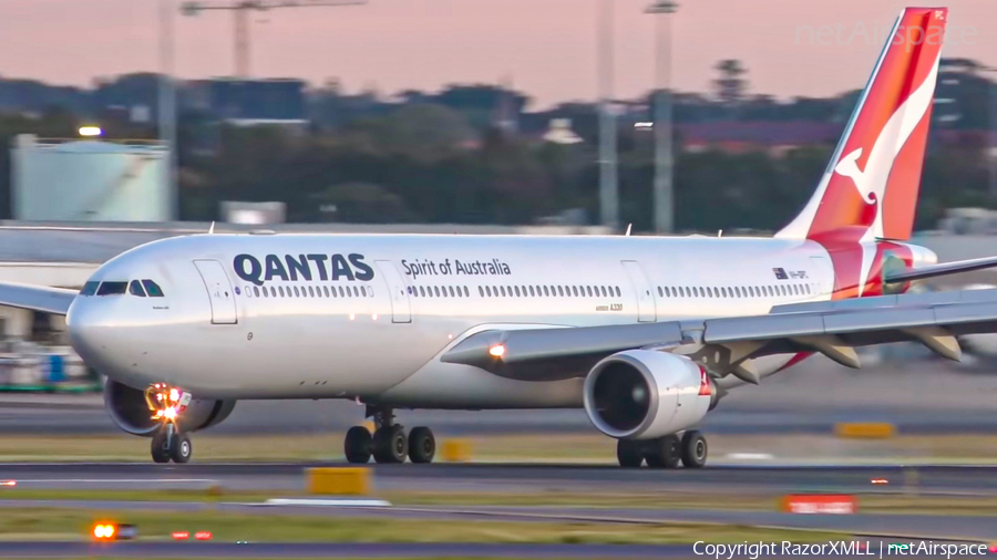 Qantas Airbus A330-202 (VH-EBK) | Photo 459776