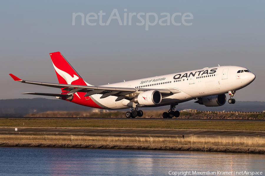 Qantas Airbus A330-202 (VH-EBN) | Photo 390353