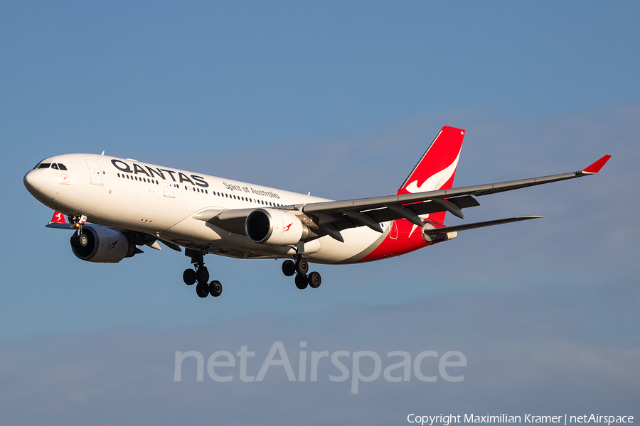 Qantas Airbus A330-202 (VH-EBN) | Photo 390552