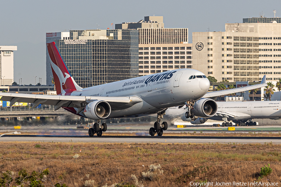 Qantas Airbus A330-202 (VH-EBR) | Photo 525593