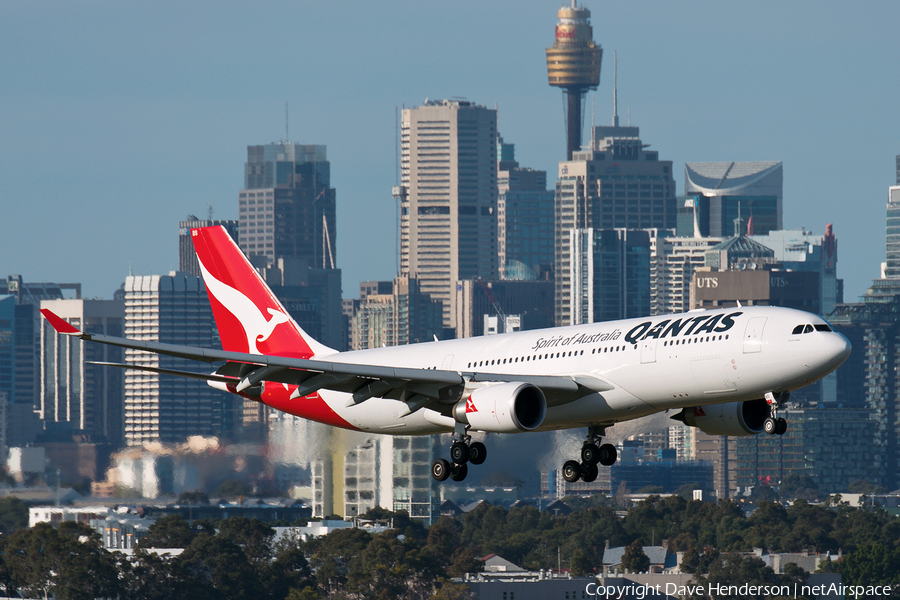 Qantas Airbus A330-202 (VH-EBS) | Photo 57463