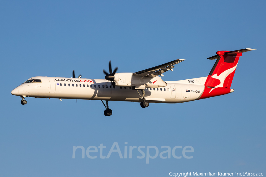 QantasLink (Sunstate Airlines) Bombardier DHC-8-402Q (VH-QOT) | Photo 390545