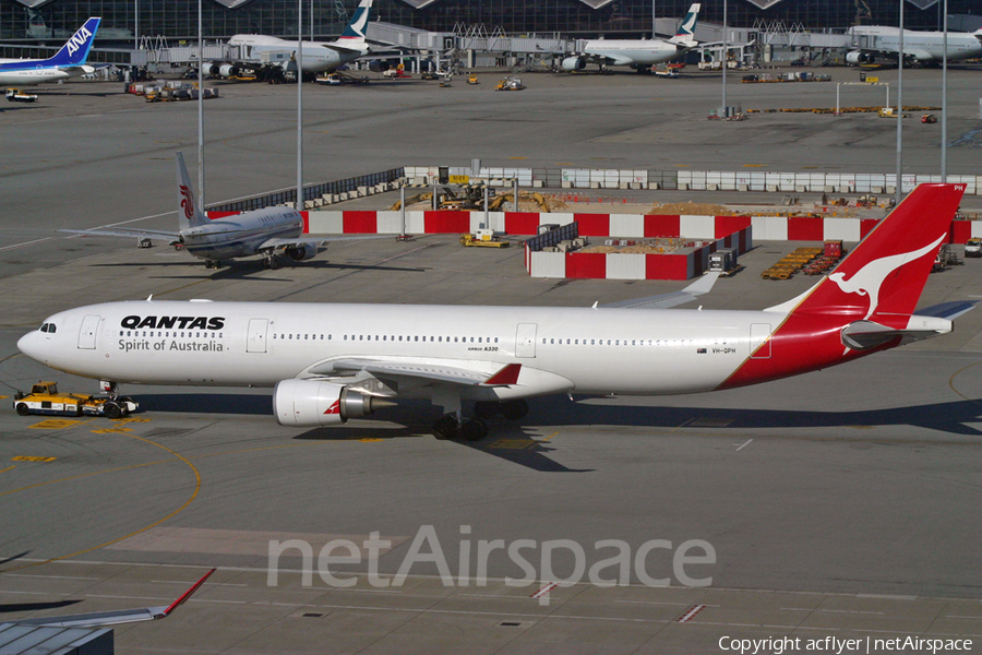 Qantas Airbus A330-303 (VH-QPH) | Photo 368078