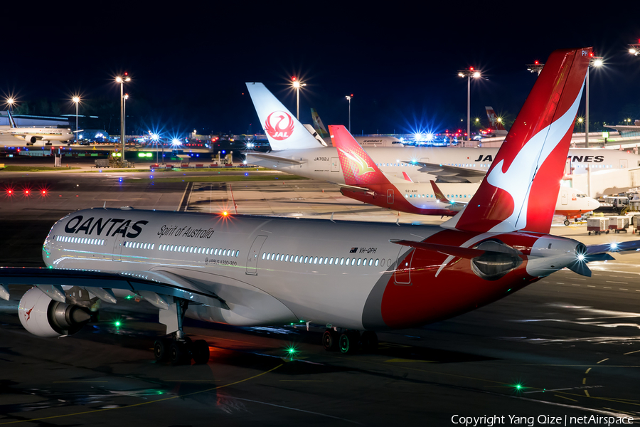 Qantas Airbus A330-303 (VH-QPH) | Photo 179783
