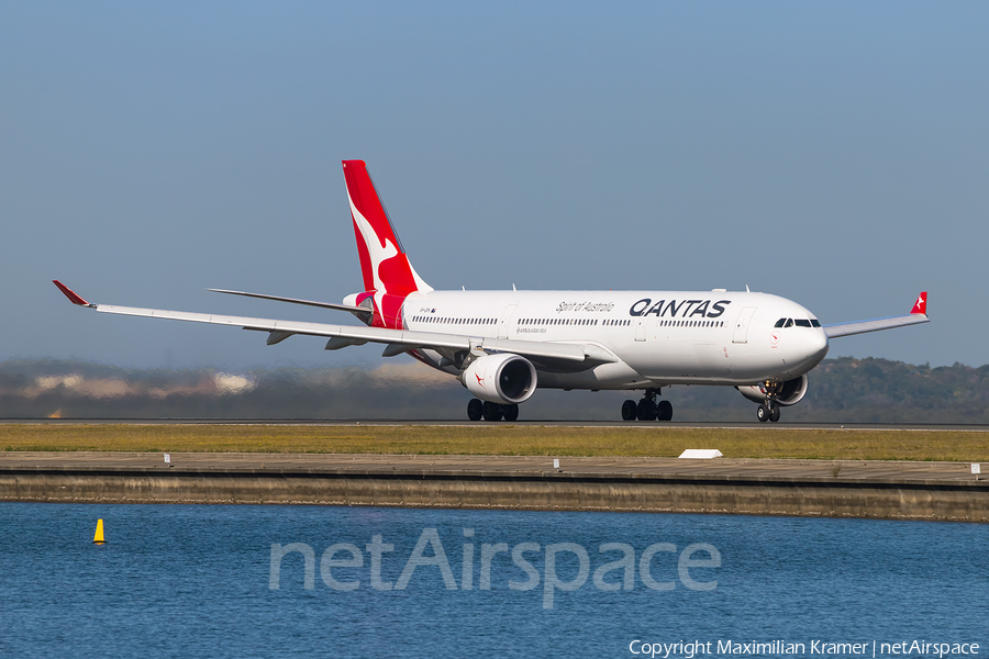 Qantas Airbus A330-303 (VH-QPH) | Photo 390407