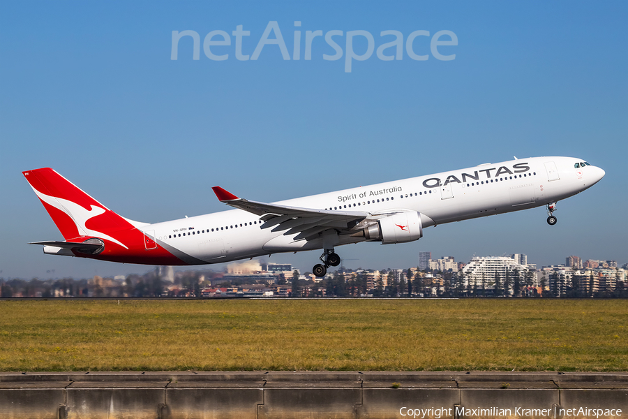 Qantas Airbus A330-303 (VH-QPH) | Photo 390410