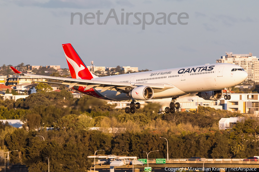 Qantas Airbus A330-303 (VH-QPH) | Photo 390982