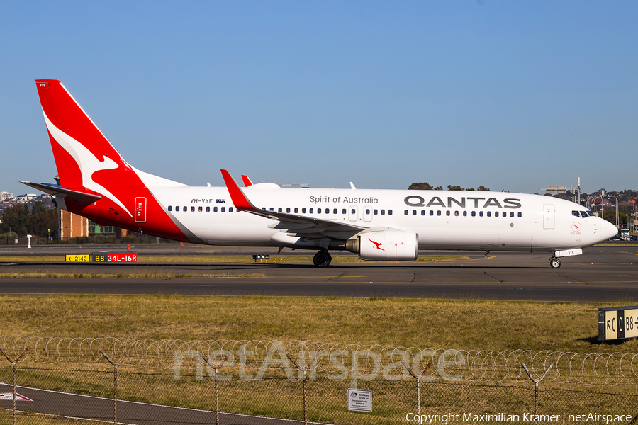 Qantas Boeing 737-838 (VH-VYE) | Photo 389803