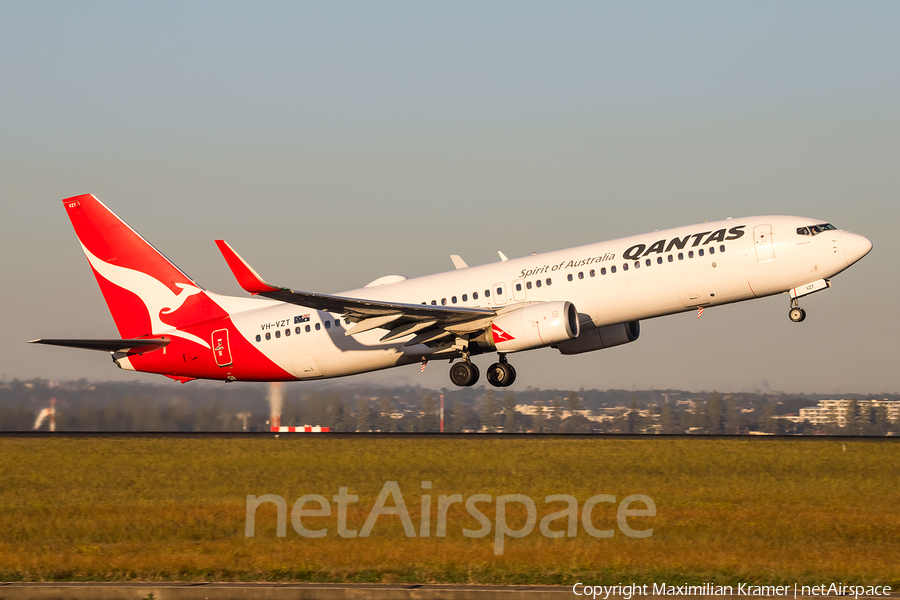 Qantas Boeing 737-838 (VH-VZT) | Photo 390344