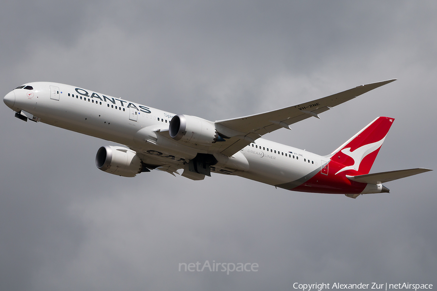Qantas Boeing 787-9 Dreamliner (VH-ZNE) | Photo 344390