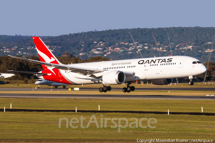 Qantas Boeing 787-9 Dreamliner (VH-ZNE) | Photo 391526