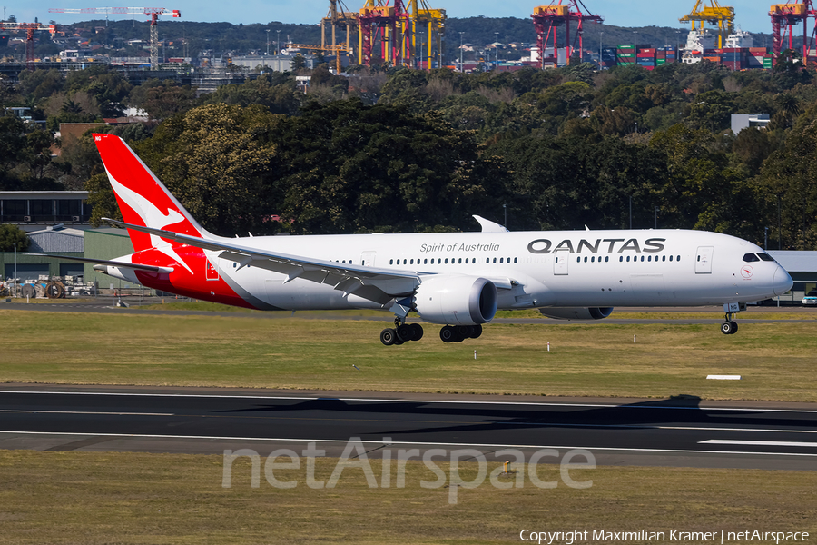 Qantas Boeing 787-9 Dreamliner (VH-ZNG) | Photo 390754