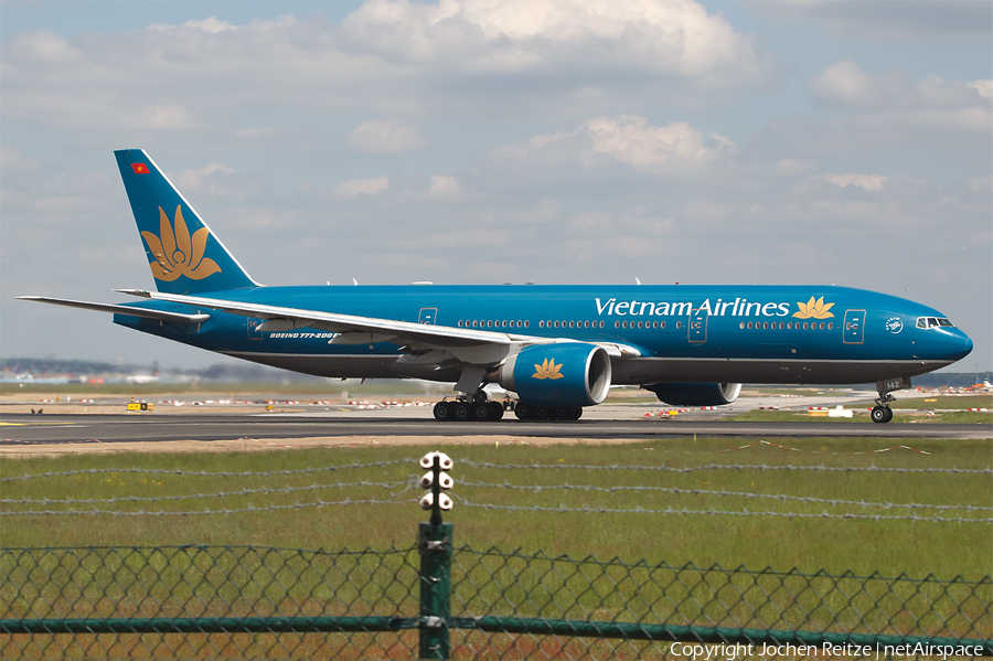 Vietnam Airlines Boeing 777-2Q8(ER) (VN-A142) | Photo 27074