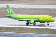 S7 Airlines Airbus A320-214 (VP-BCZ) at  St. Petersburg - Pulkovo, Russia