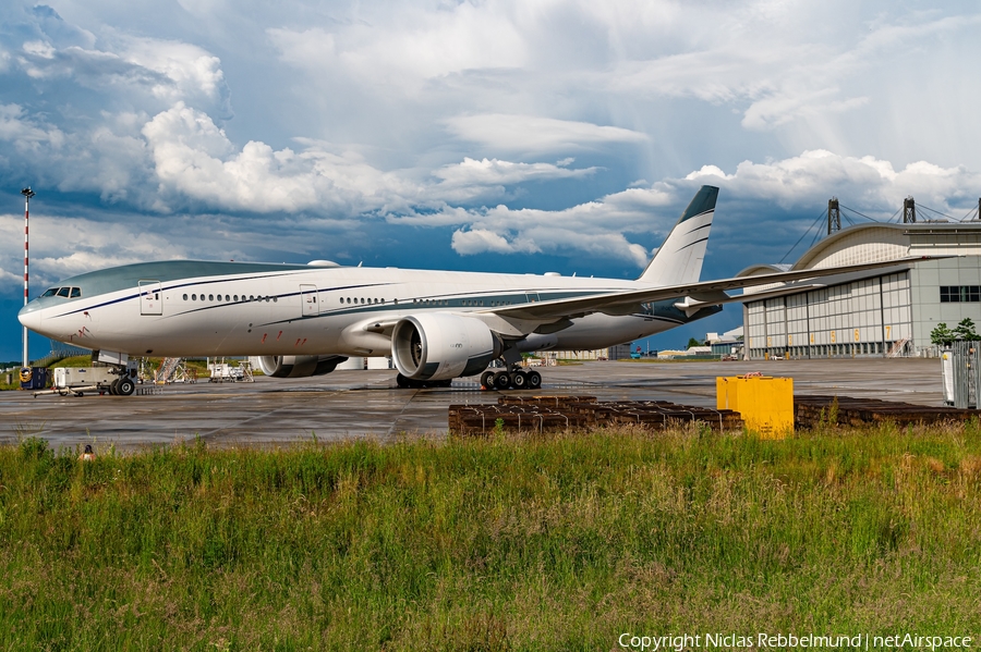 (Private) Boeing 777-2KQ(LR) (VP-CAL) | Photo 625631