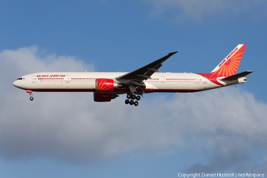 Air India Boeing 777-337(ER) (VT-ALJ) | Photo 526585