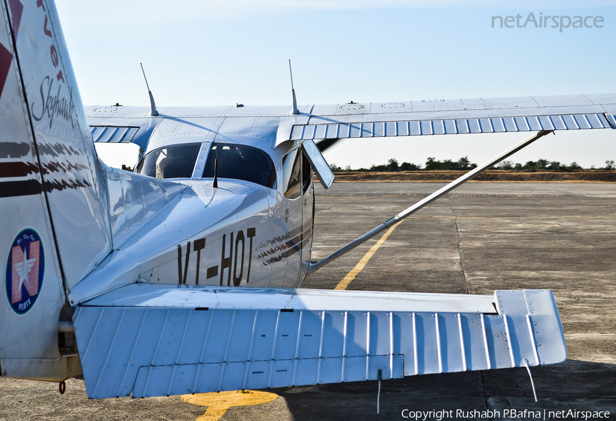 Carver Aviation Cessna 172R Skyhawk (VT-HOT) | Photo 38236