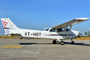 Carver Aviation Cessna 172R Skyhawk (VT-HOT) at  Baramati, India