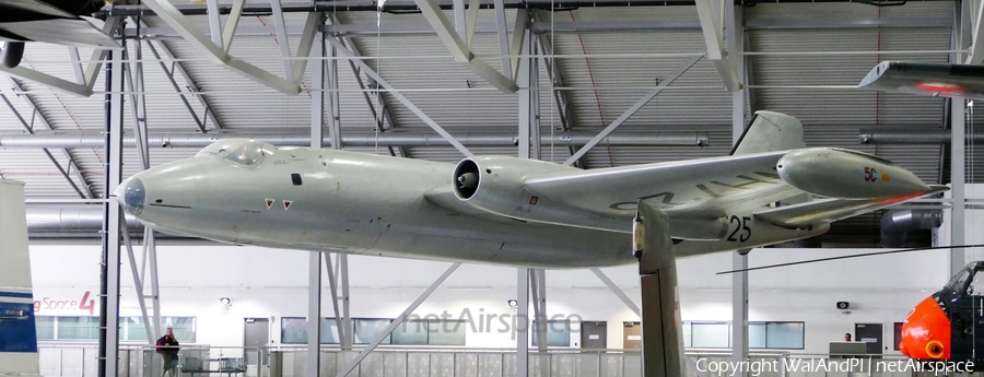 Royal Air Force English Electric Canberra B2 (WH725) | Photo 442398