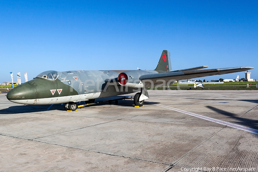 Royal Air Force English Electric T4 Canberra (WT483) | Photo 379771