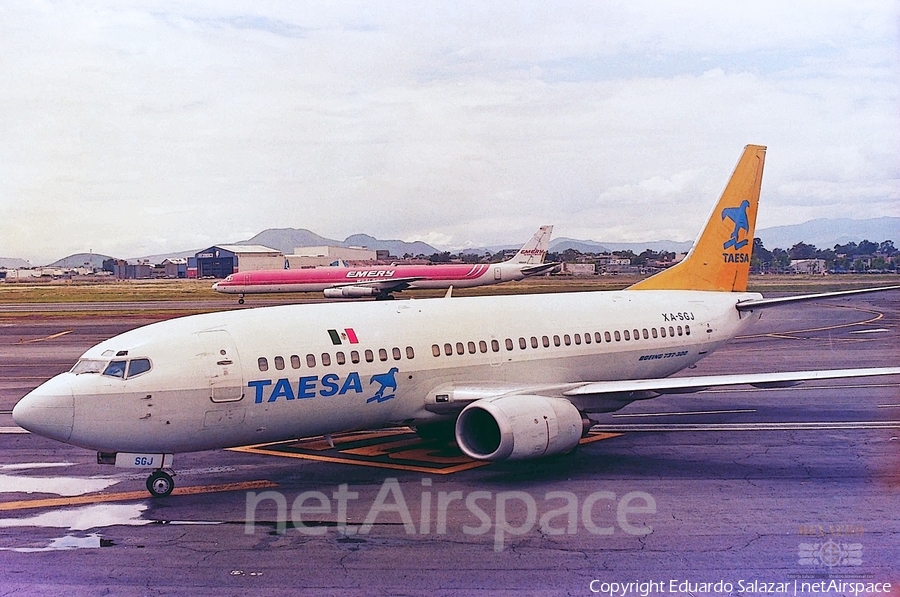 TAESA Lineas Aéreas Boeing 737-33A (XA-SGJ) | Photo 383390